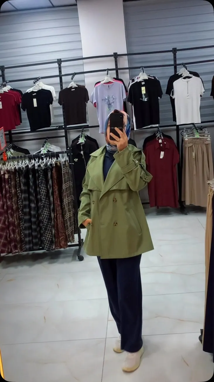 Moda Outlet 26 mağazasının içinden, askılarda ürünler