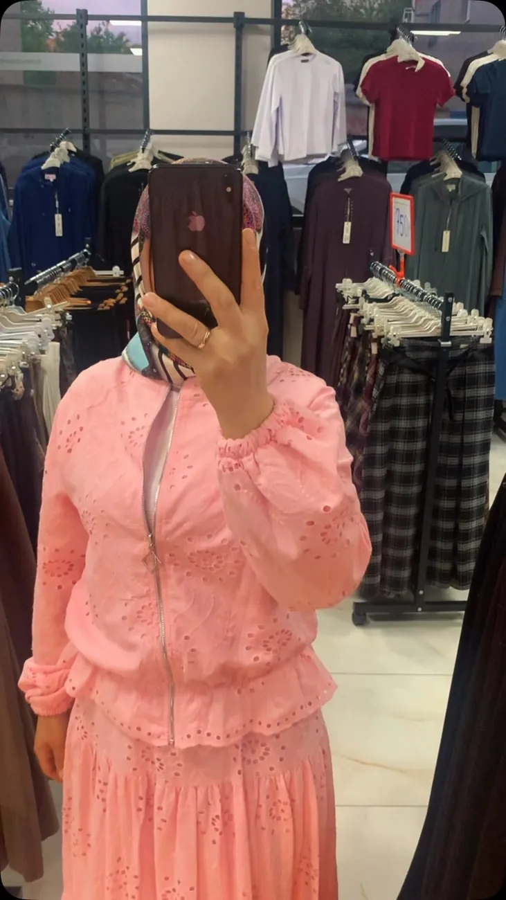 Müşterinin pembe ceket kombini